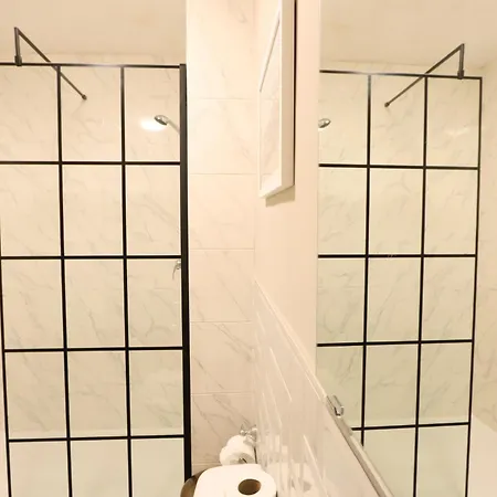 One Bedroom In Gloucester Road North